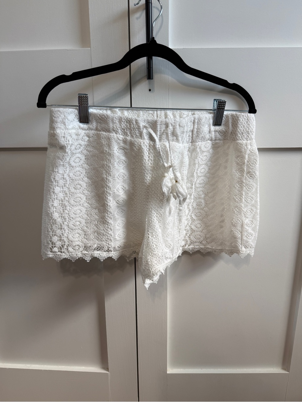 Ci Sono White Lace Sleep Shorts with Scalloped Hem